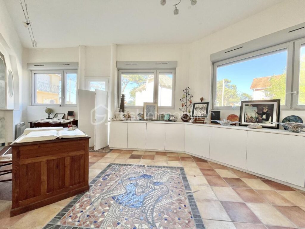 IMMEUBLE MIXTE DE 348m2 AVEC HÔTEL, LOFT, BOUTIQUE ET CAFÉ ! – 11 pièces – NR chambres – 348 m²