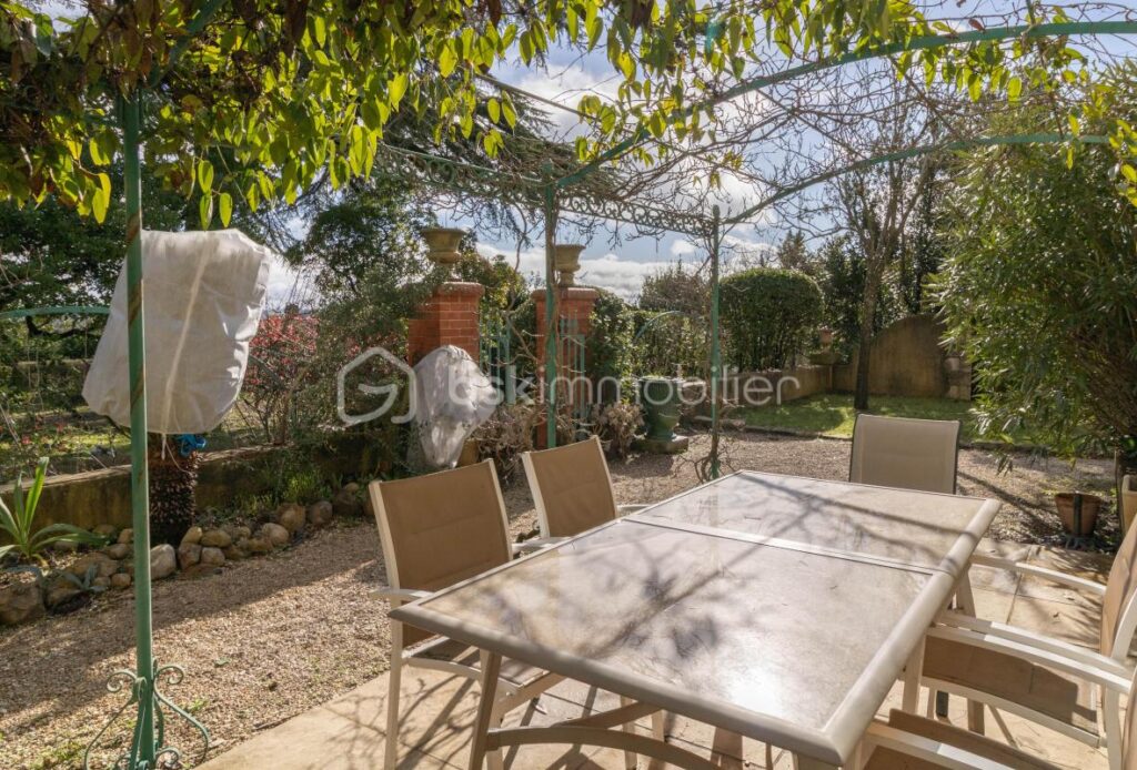 Demeure de caractère avec ascenseur, dépendances et terrain piscinable – 8 pièces – 6 chambres – 255 m²