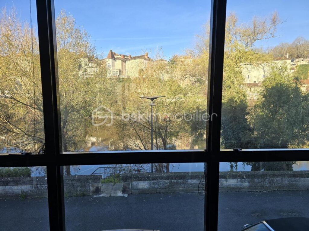 Immeuble de bureaux sur 3 niveaux avec appartement indépendant, opportunité d’investissement rare – 10 pièces – NR chambres – 270 m²