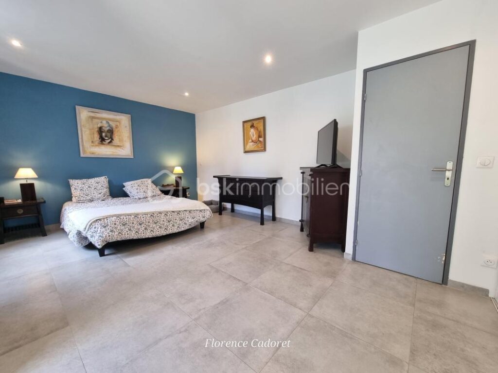 GRANDE VILLA AU CALME AUX PORTES D UZES – 8 pièces – 6 chambres – 239 m²