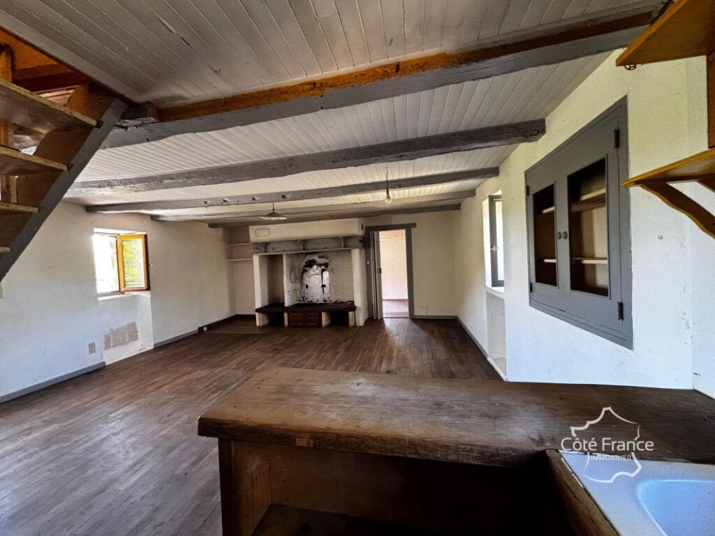 Très charmante maison Auvergnate à rénover, avec beau jardin – 5 pièces – 3 chambres – 75 m²