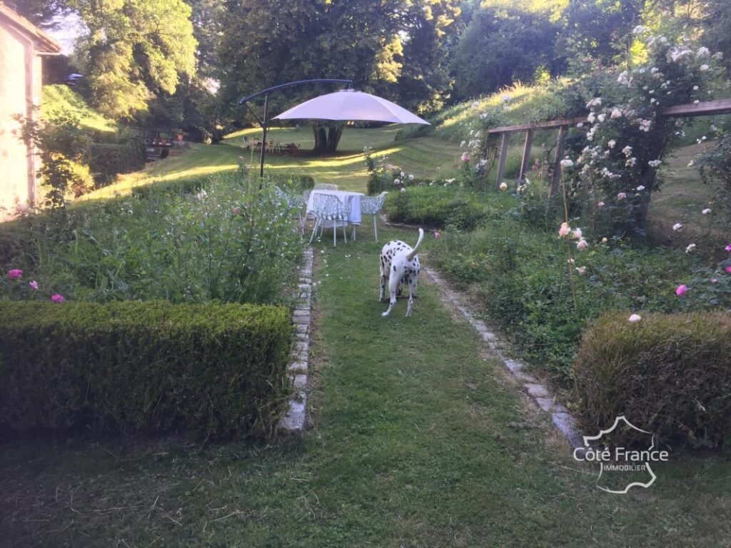Ancien moulin avec droit d’eau et 2,2 hectares du terrain, C – 7 pièces – 4 chambres – 209 m²