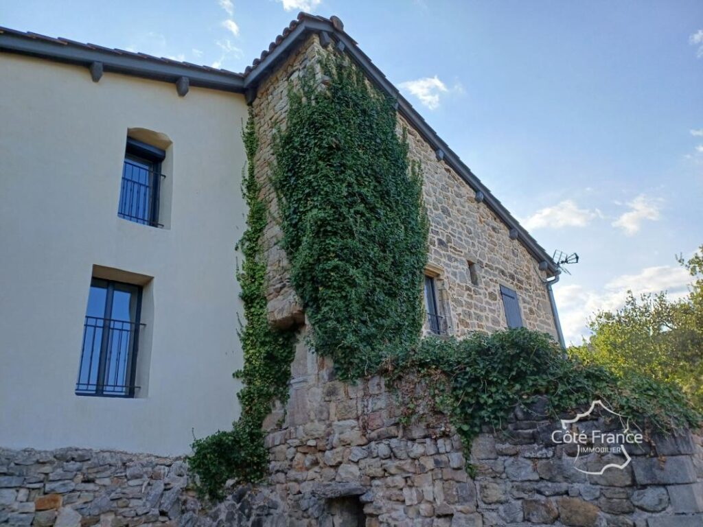 Maison en pierres entièrement rénovée – 7 pièces – 4 chambres – 151 m²