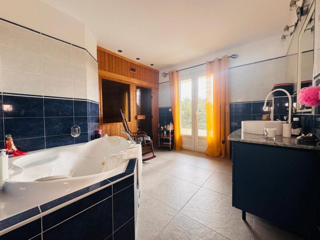 Maison à vendre Rochefort-du-Gard – 6 pièces – 4 chambres – 202 m²