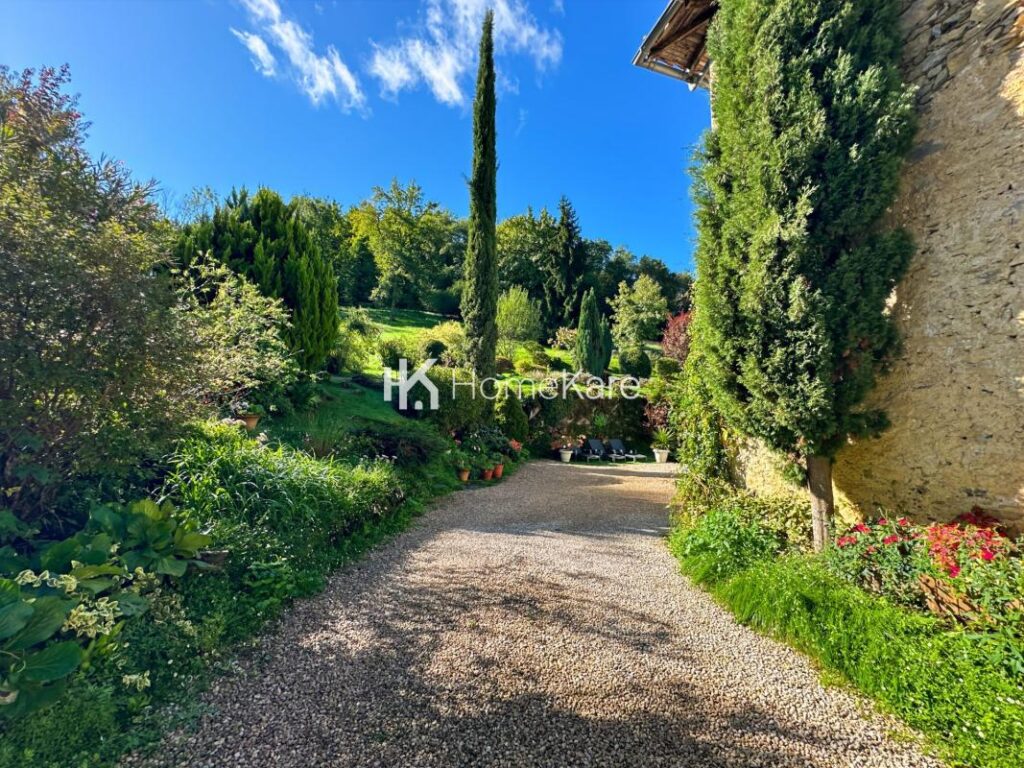 MAISON FAMILIALE – 9 pièces – 6 chambres – 300 m²