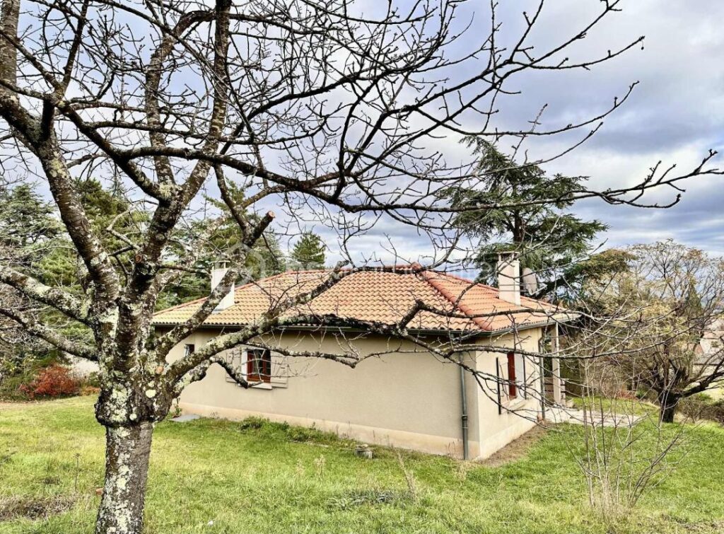 VILLA AVEC SOUS-SOL COMPLET SUR 2 510 m² DE TERRAIN CONSTRUCTIBLE – 4 pièces – 3 chambres – 103 m²