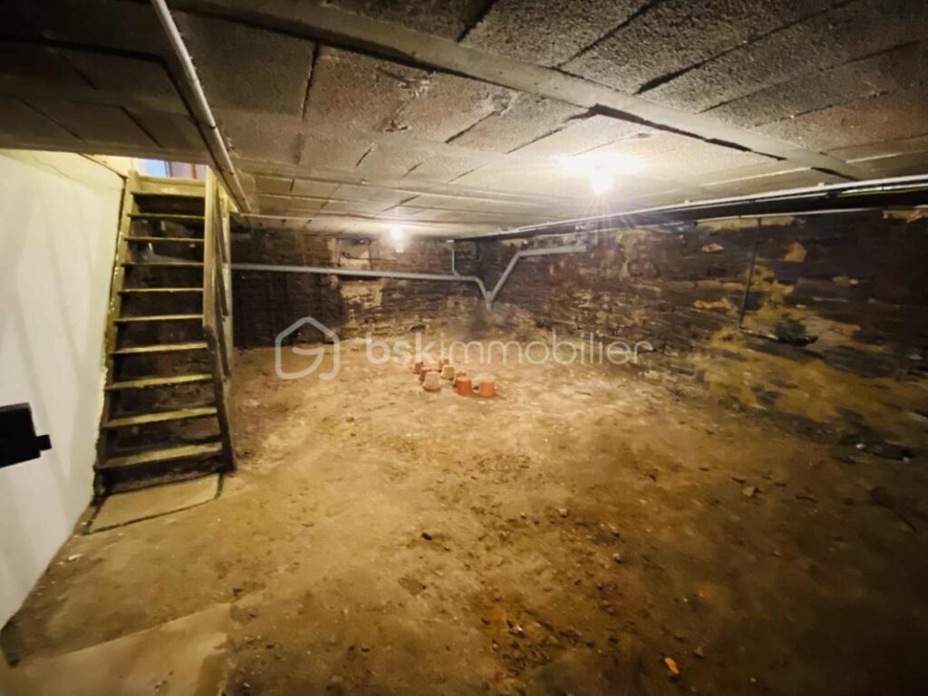 NOUVEAU : Maison en Pierre 167 M² Habitable ( Centre Bourg GUILLIERS) – 10 pièces – 4 chambres – 1638 m²