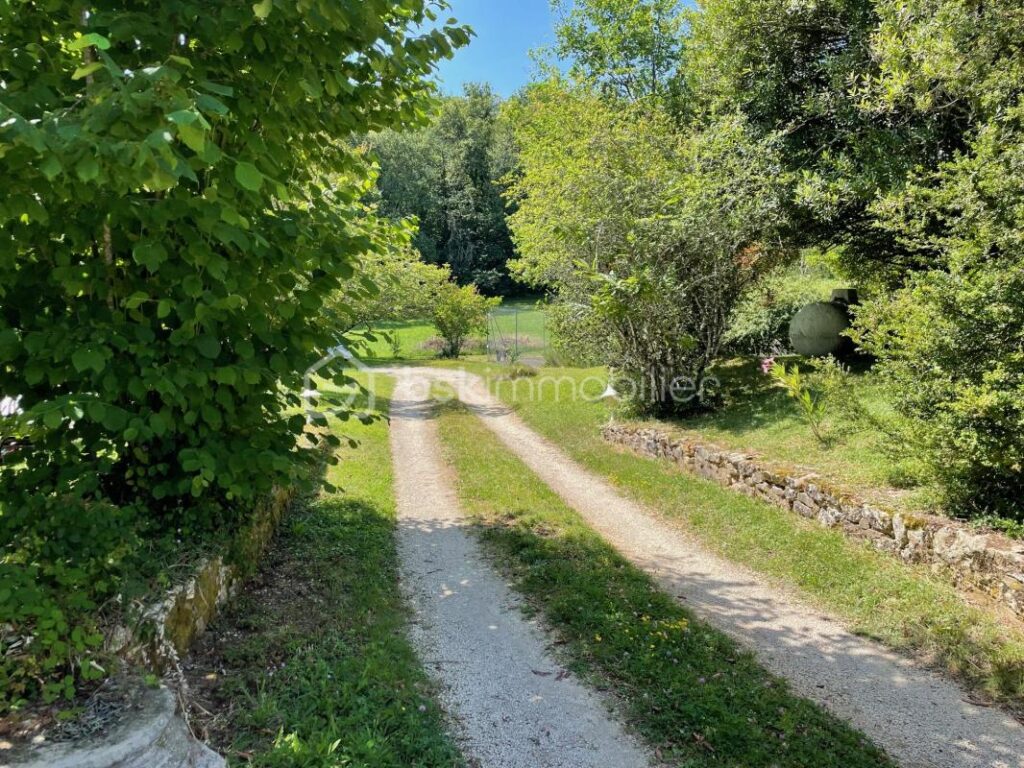 Grande propriété en pierre sur 86000m² de terrain – 7 pièces – 5 chambres – 226 m²