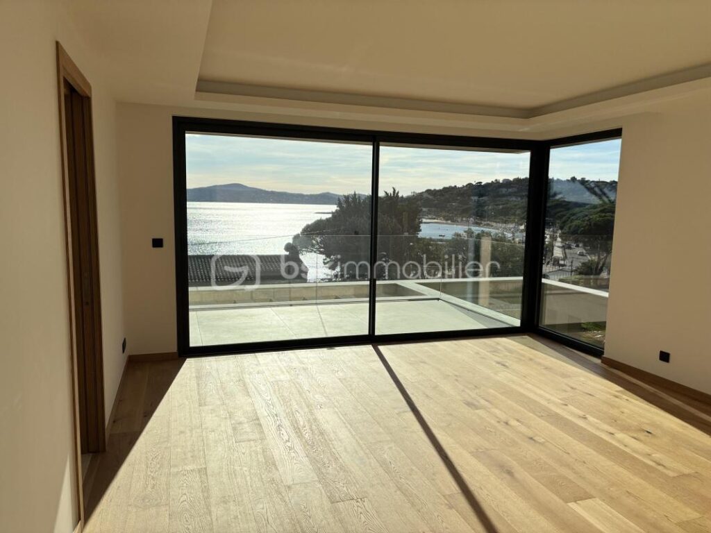 SAINTE MAXIME Villa contemporaine de prestige avec vue mer – 5 pièces – 4 chambres – 262 m²