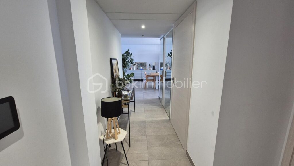 A VENDRE APPARTEMENT RECENT TRAVERSANT DE 122M² A CANET EN ROUSSILLON – COTE PORT – TERRASSES DE 100 M² – TROIS CHAMBRES – PARKING PRIVE – GARAGE INDIVIDUEL – CLIMATISATION GAINABLE – CUISINE D ETE – SPA – VUE DEGAGEE SUR LES ALBERES – 5 pièces – 3 chambres – 122 m²