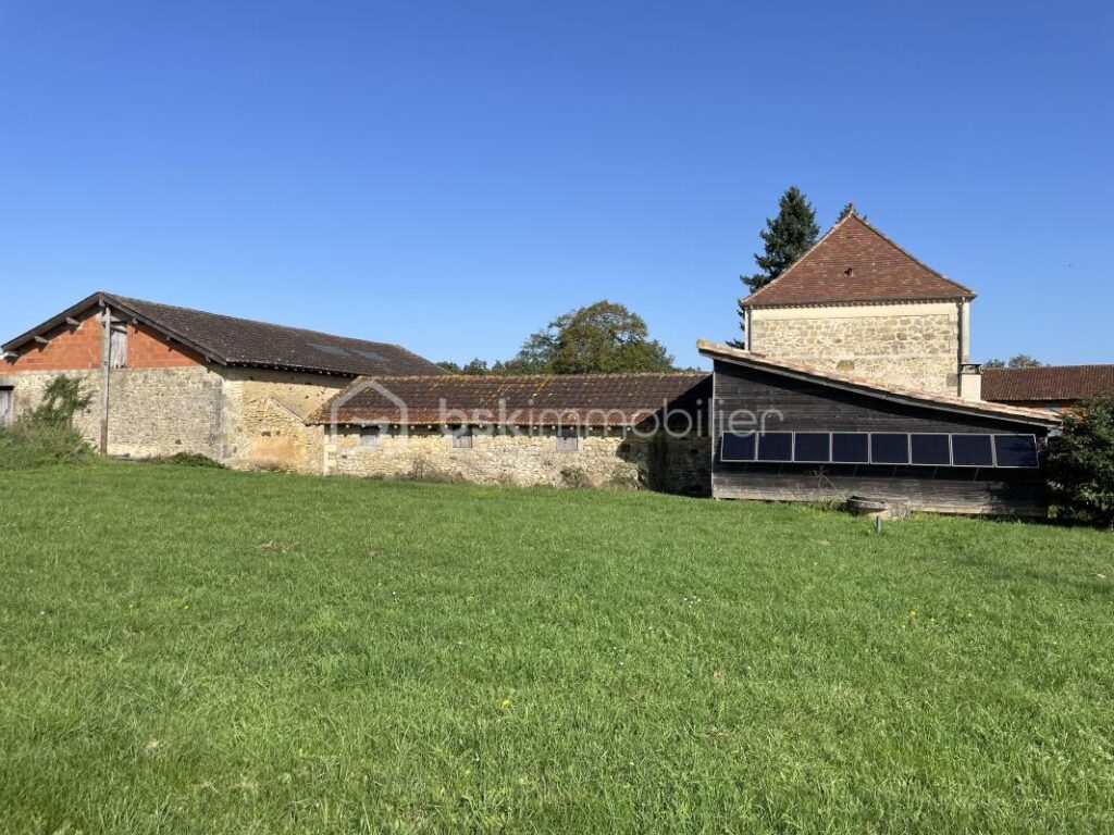 Magnifique bâtisse en pierre de 219m² habitable avec environ 658m² de dépendance sur 10600m² partiellement clos – 7 pièces – 4 chambres – 219 m²