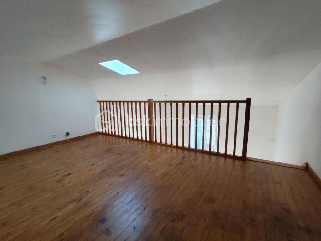 IMMEUBLE PROCHE DES COMMODITES – 7 pièces – NR chambres – 140 m²