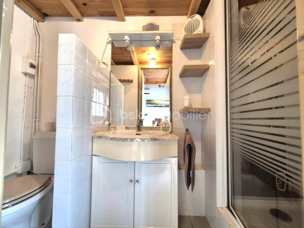 Propriété rare :Villa avec piscine et 3 dépendances locatives – Un placement idéal – 9 pièces – 7 chambres – 190 m²