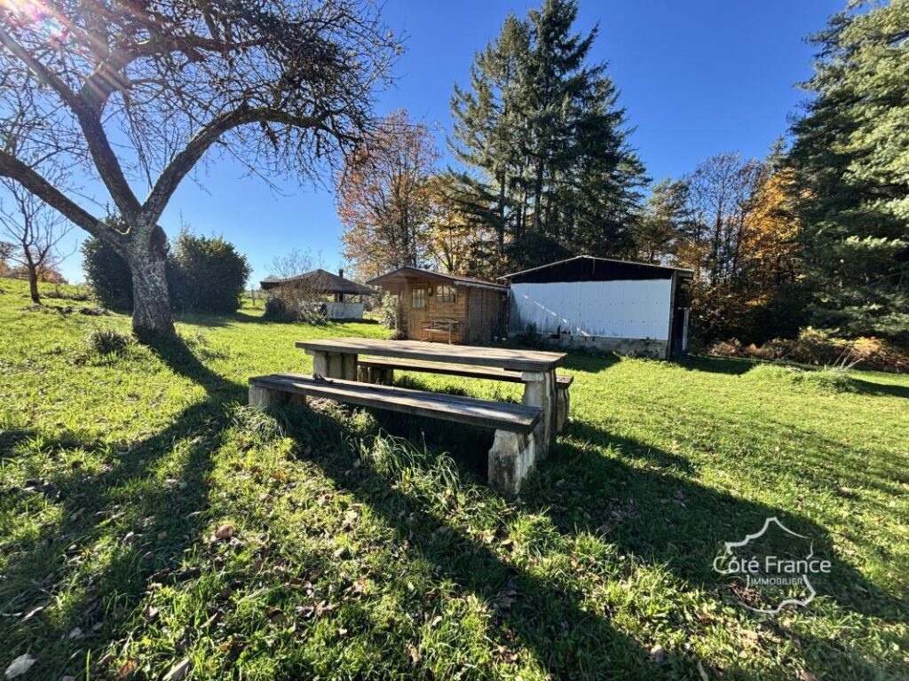 Maison d’été très charmante avec plus de 5 hectares du terra – 3 pièces – 2 chambres – 65 m²