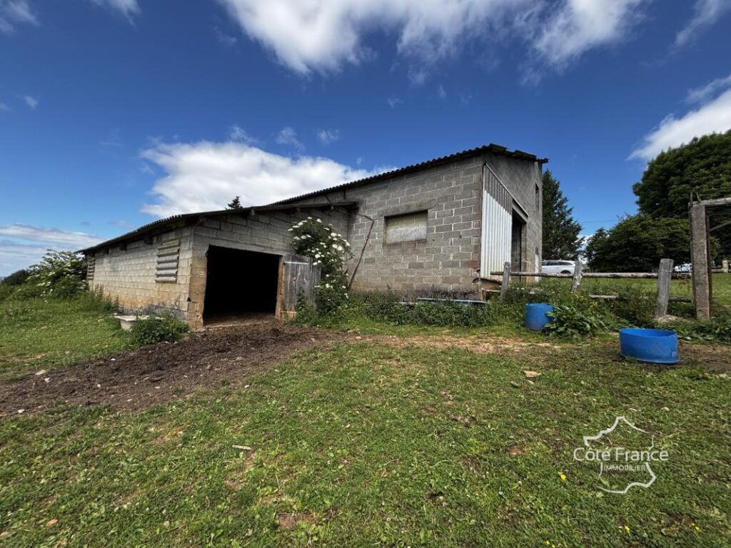 Corps de ferme avec maison d’habitation, plusieurs grandes d – 6 pièces – 3 chambres – 98 m²