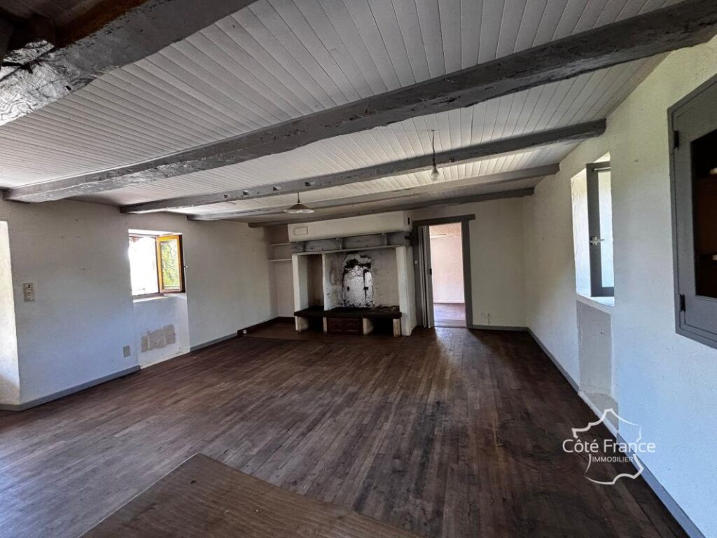 Très charmante maison Auvergnate à rénover, avec beau jardin – 5 pièces – 3 chambres – 75 m²