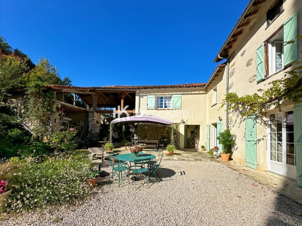 MAISON FAMILIALE – 9 pièces – 6 chambres – 300 m²