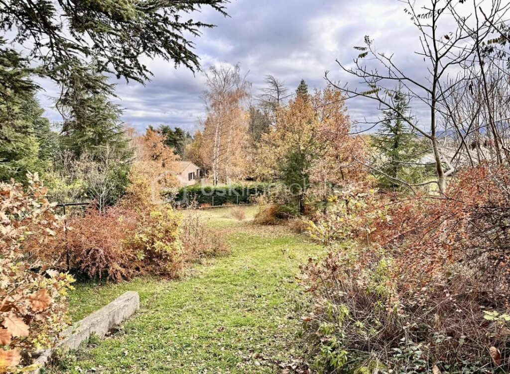 VILLA AVEC SOUS-SOL COMPLET SUR 2 510 m² DE TERRAIN CONSTRUCTIBLE – 4 pièces – 3 chambres – 103 m²