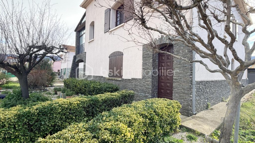 VILLA 188 m² Prades – 8 pièces – 5 chambres – 188 m²