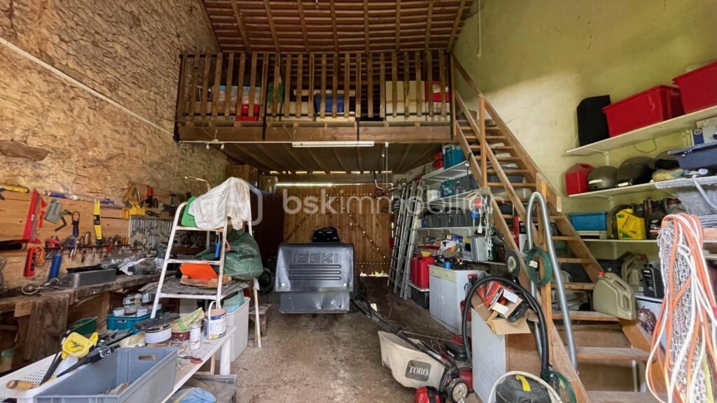 Grande propriété en pierre sur 86000m² de terrain – 7 pièces – 5 chambres – 226 m²