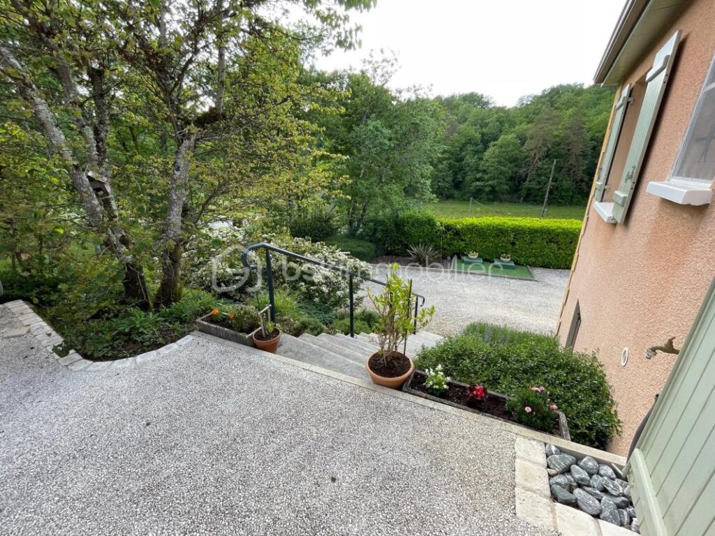 Maison rénovée avec soins sur 3532 m² de terrain non clos – 4 pièces – 3 chambres – 116 m²