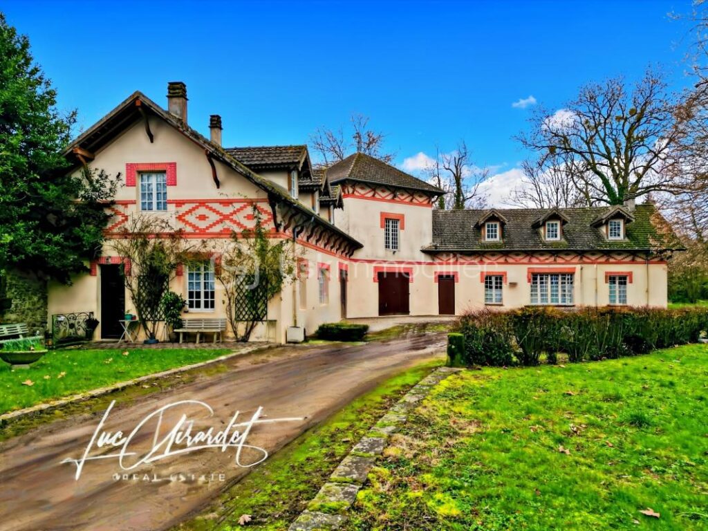 Château d’exception époque Napoléon III à réinventer avec parc et dépendances (Proche de Coulommiers (77120) – 15 pièces – 12 chambres – 750 m²