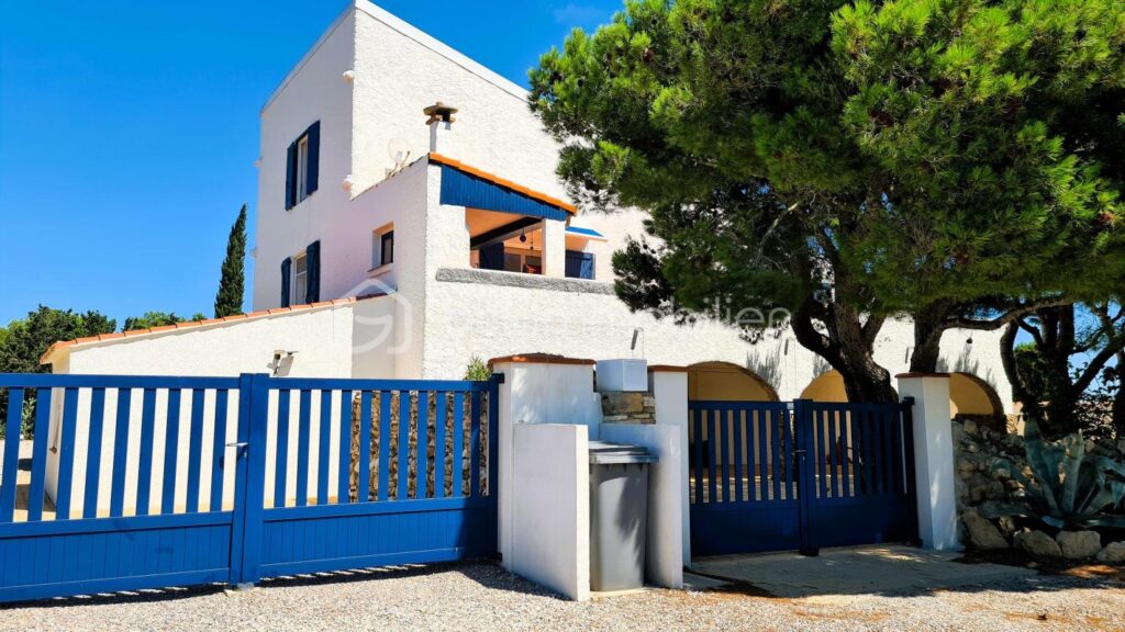 ***Propriété atypique- 299m²- T8- Terrasse- Cour- Garage- Extérieur- Calme- Vue***- Isolé- La Palme*** – 9 pièces – 6 chambres – 299 m²