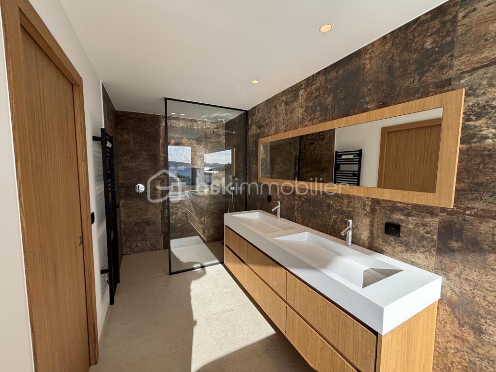 SAINTE MAXIME Villa contemporaine de prestige avec vue mer – 5 pièces – 4 chambres – 262 m²
