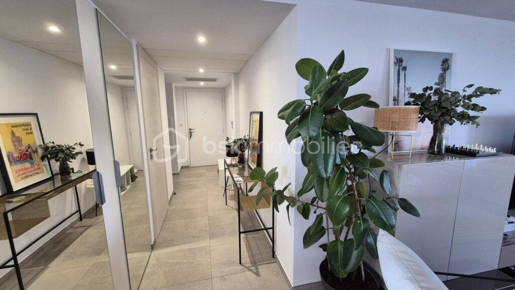 A VENDRE APPARTEMENT RECENT TRAVERSANT DE 122M² A CANET EN ROUSSILLON – COTE PORT – TERRASSES DE 100 M² – TROIS CHAMBRES – PARKING PRIVE – GARAGE INDIVIDUEL – CLIMATISATION GAINABLE – CUISINE D ETE – SPA – VUE DEGAGEE SUR LES ALBERES – 5 pièces – 3 chambres – 122 m²