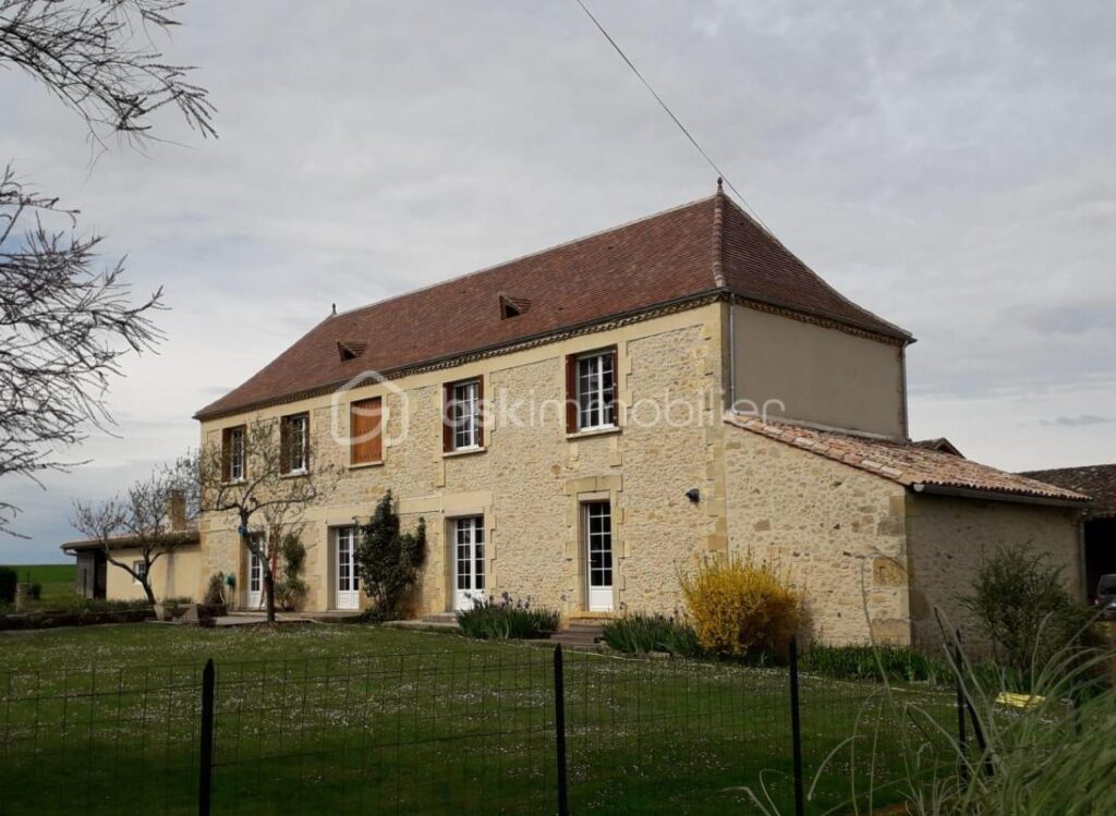 Magnifique bâtisse en pierre de 219m² habitable avec environ 658m² de dépendance sur 10600m² partiellement clos – 7 pièces – 4 chambres – 219 m²