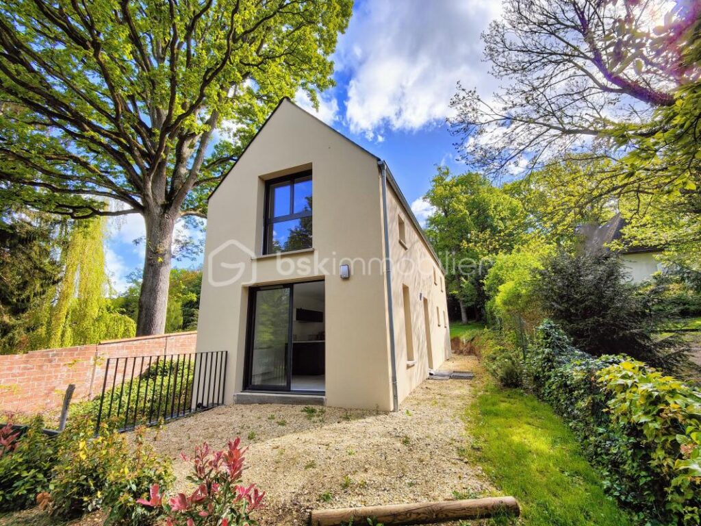 Propriété 2 maisons parc boisé privé av tennis – 11 pièces – 6 chambres – 234 m²