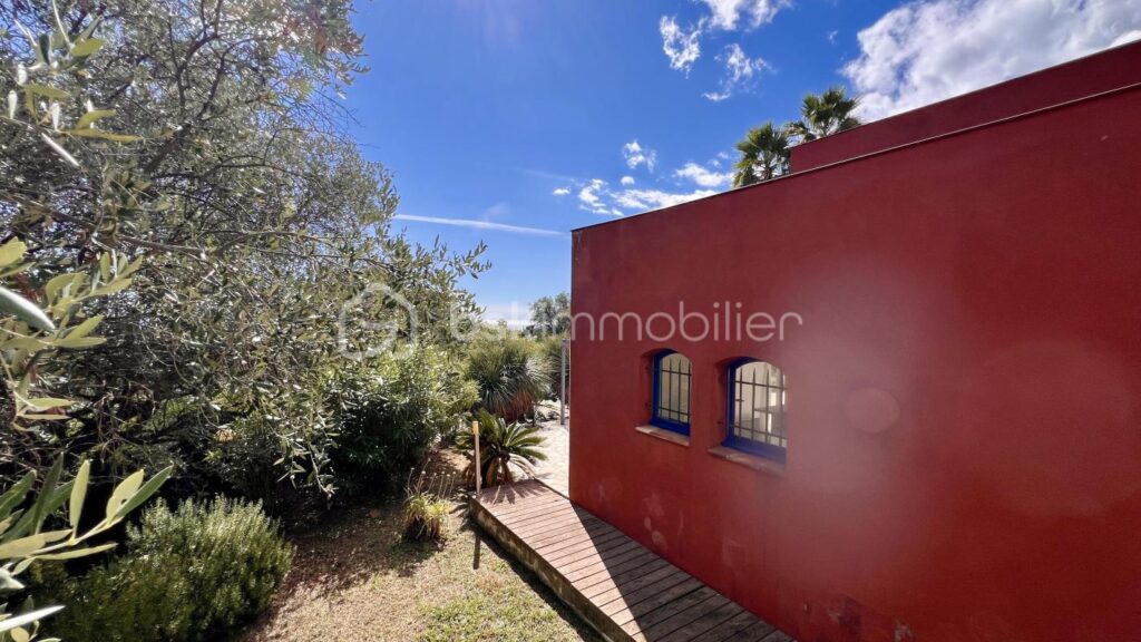 VILLA D’ARCHITECTE – VUE MER PANORAMIQUE – PISCINE – GARAGE – PROCHE CENTRE-VILLE – 7 pièces – 5 chambres – 230 m²