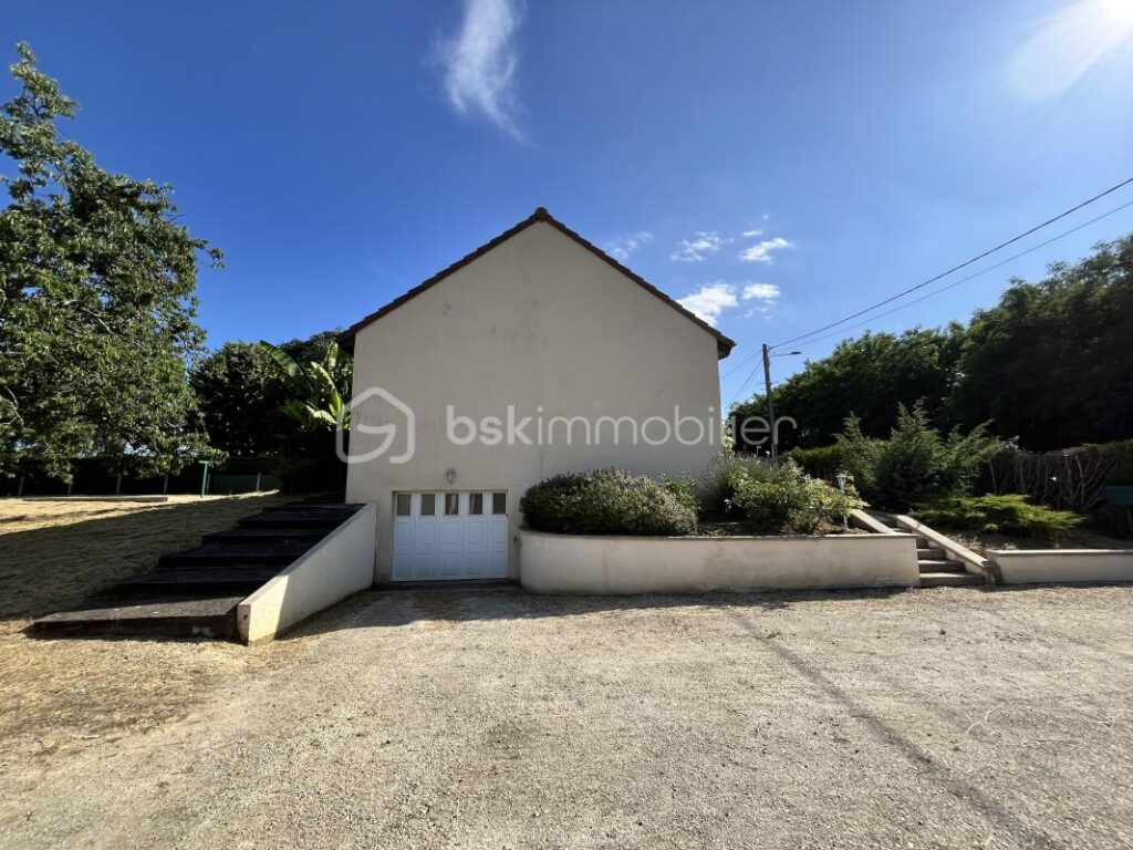 Charmant pavillon de plain-pied sur sous-sol complet avec garage et terrain – 4 pièces – 3 chambres – 89 m²