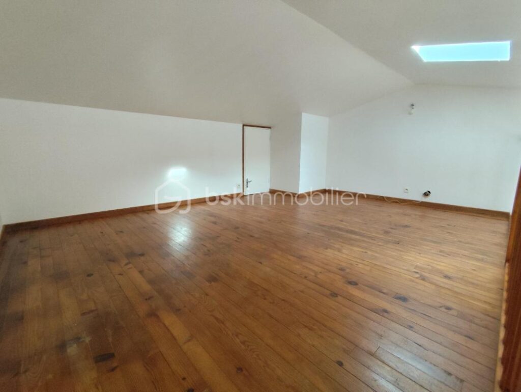 IMMEUBLE PROCHE DES COMMODITES – 7 pièces – NR chambres – 140 m²