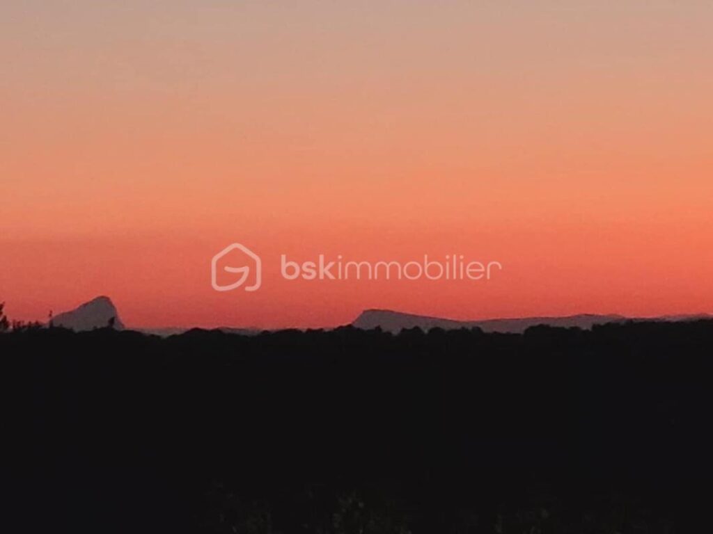 Propriété rare :Villa avec piscine et 3 dépendances locatives – Un placement idéal – 9 pièces – 7 chambres – 190 m²