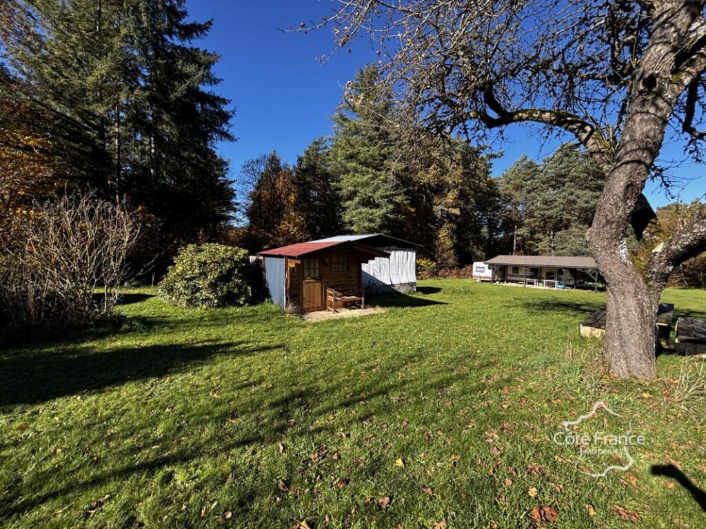 Maison d’été très charmante avec plus de 5 hectares du terra – 3 pièces – 2 chambres – 65 m²