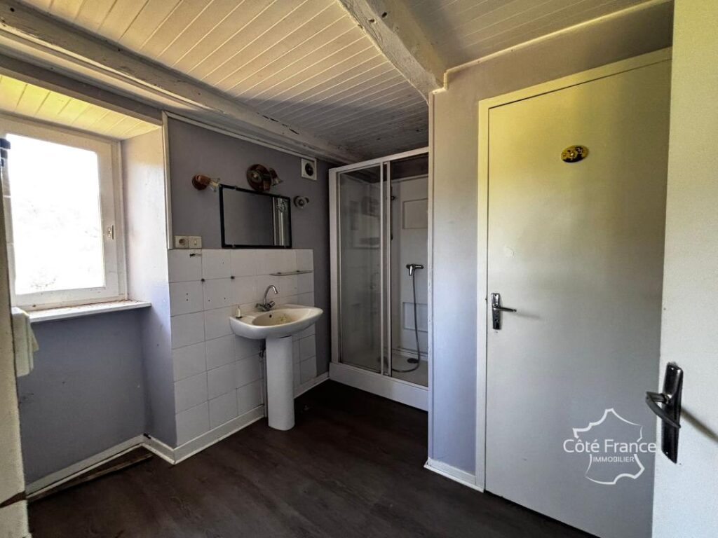 Très charmante maison Auvergnate à rénover, avec beau jardin – 5 pièces – 3 chambres – 75 m²