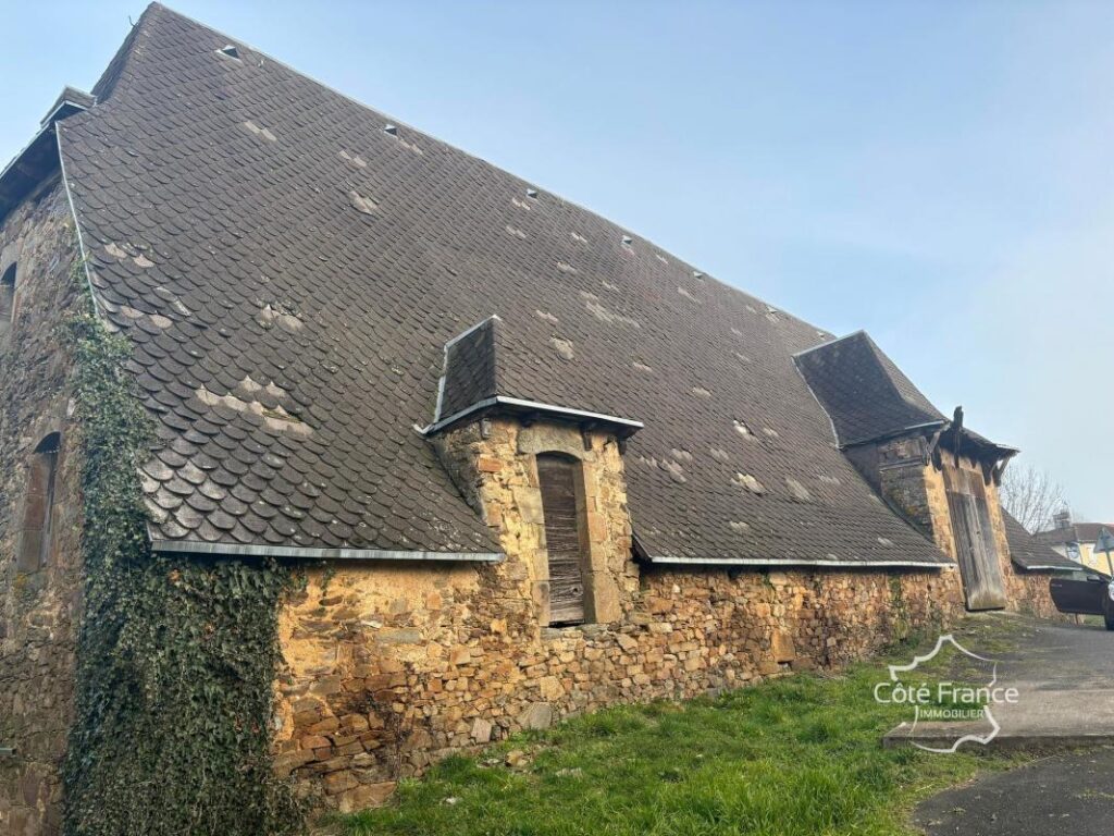 Grande grange d’une beauté exceptionnelle à vendre St. Julie – 2 pièces – 2 chambres – 375 m²