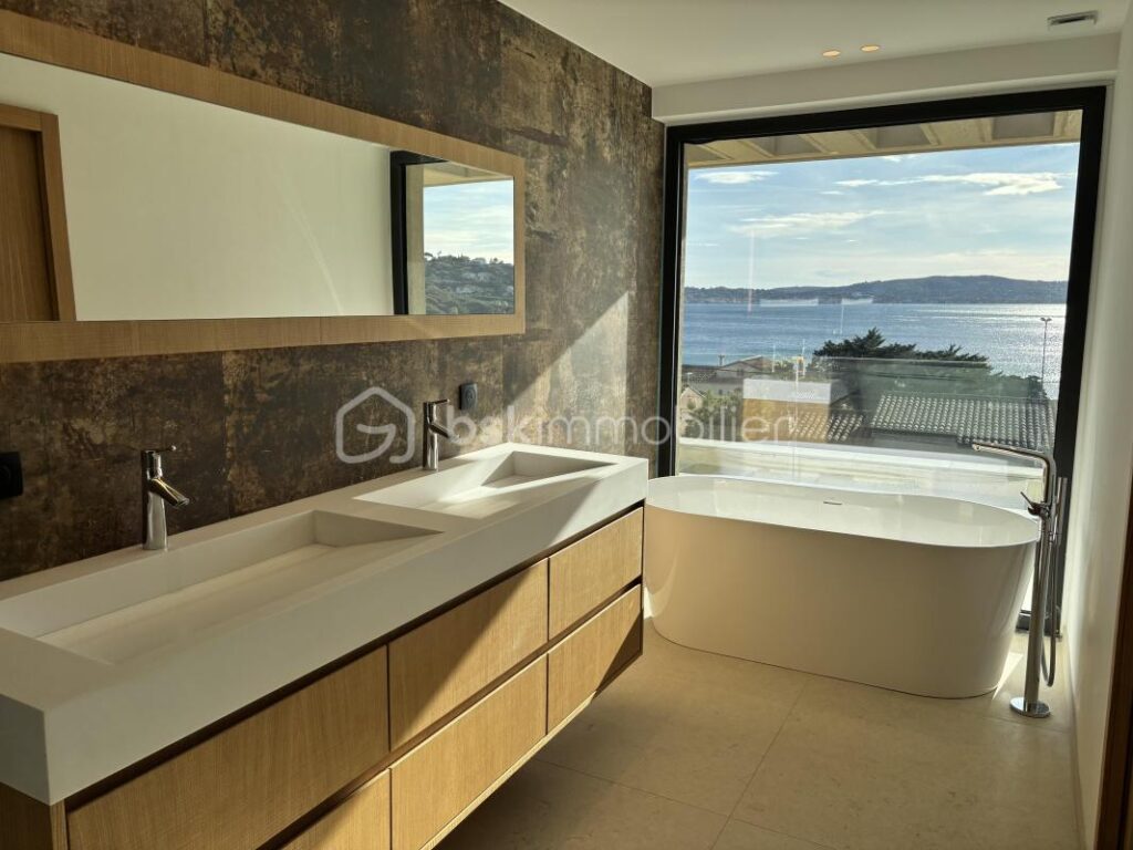 SAINTE MAXIME Villa contemporaine de prestige avec vue mer – 5 pièces – 4 chambres – 262 m²