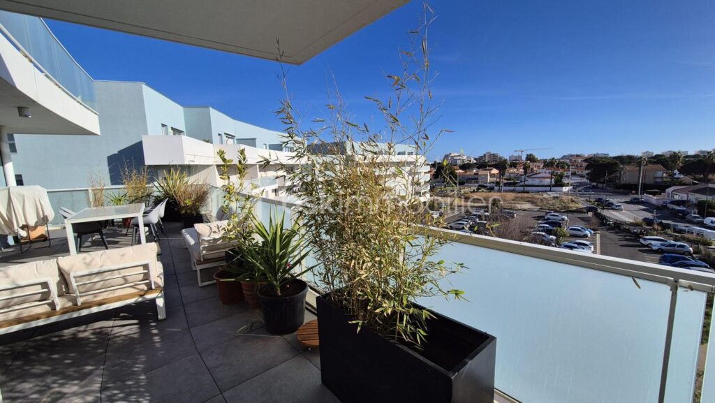 A VENDRE APPARTEMENT RECENT TRAVERSANT DE 122M² A CANET EN ROUSSILLON – COTE PORT – TERRASSES DE 100 M² – TROIS CHAMBRES – PARKING PRIVE – GARAGE INDIVIDUEL – CLIMATISATION GAINABLE – CUISINE D ETE – SPA – VUE DEGAGEE SUR LES ALBERES – 5 pièces – 3 chambres – 122 m²