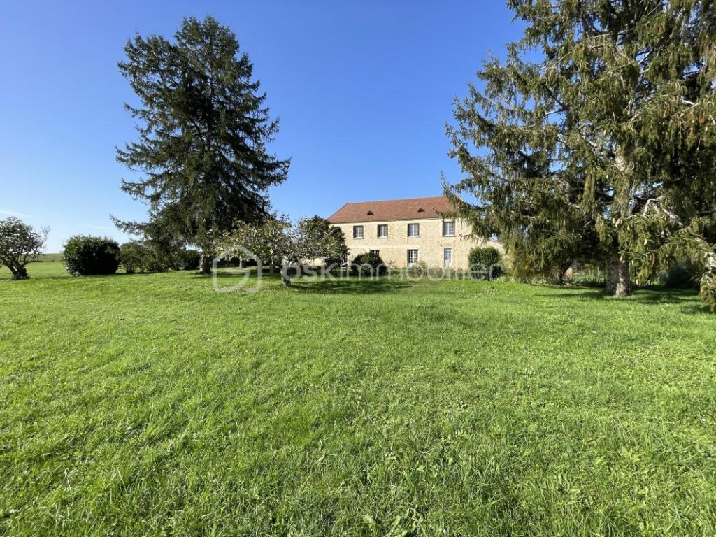 Magnifique bâtisse en pierre de 219m² habitable avec environ 658m² de dépendance sur 10600m² partiellement clos – 7 pièces – 4 chambres – 219 m²