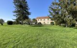 Magnifique bâtisse en pierre de 219m² habitable avec environ 658m² de dépendance sur 10600m² partiellement clos – 7 pièces – 4 chambres – 219 m²
