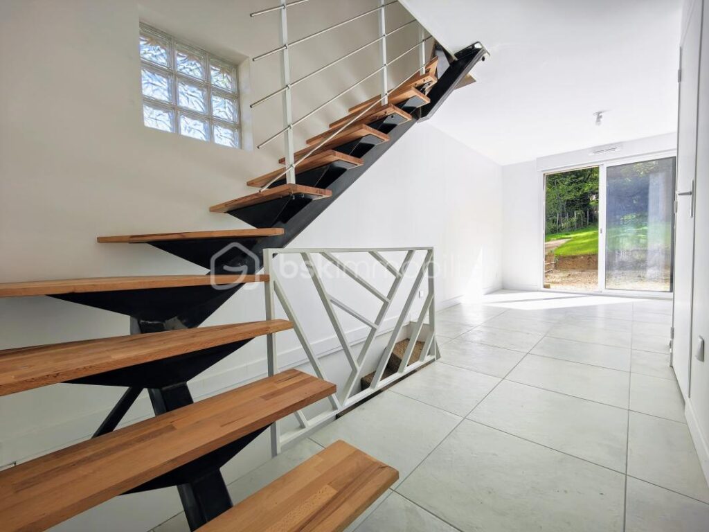 Propriété 2 maisons parc boisé privé av tennis – 11 pièces – 6 chambres – 234 m²