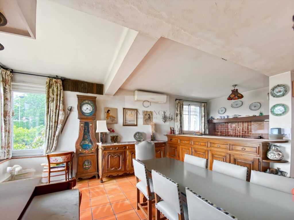 Maison – 5 pièces – 4 chambres – 199 m²