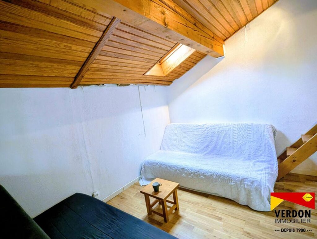 STUDIO mezzanine atypique de + de 24 m² – 1 pièce – NR chambres – 24 m²