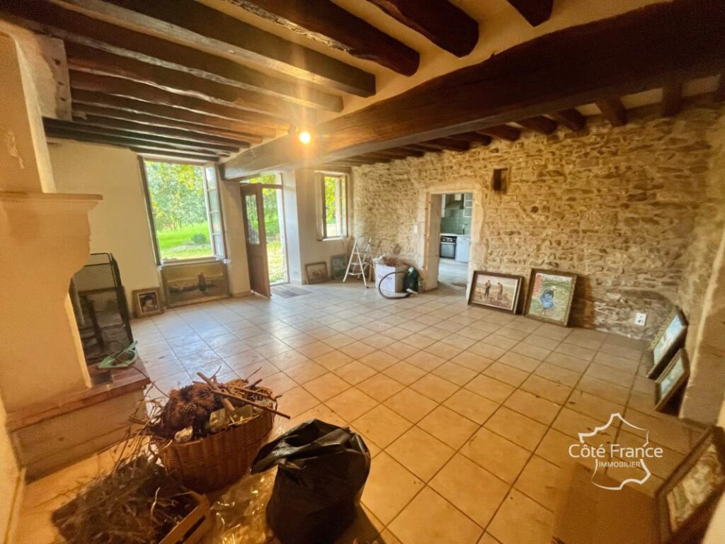 Charmante longère de 160 m2 habitables avec dépendances et j – 6 pièces – 4 chambres – 160 m²