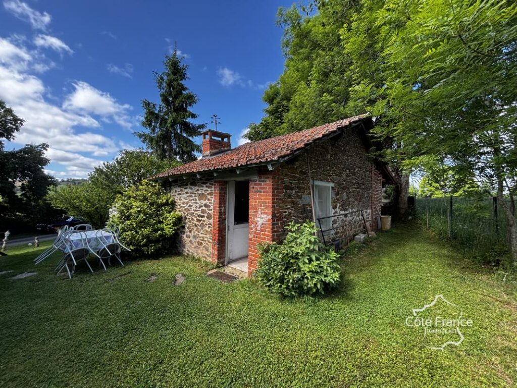Corps de ferme avec maison d’habitation, plusieurs grandes d – 6 pièces – 3 chambres – 98 m²