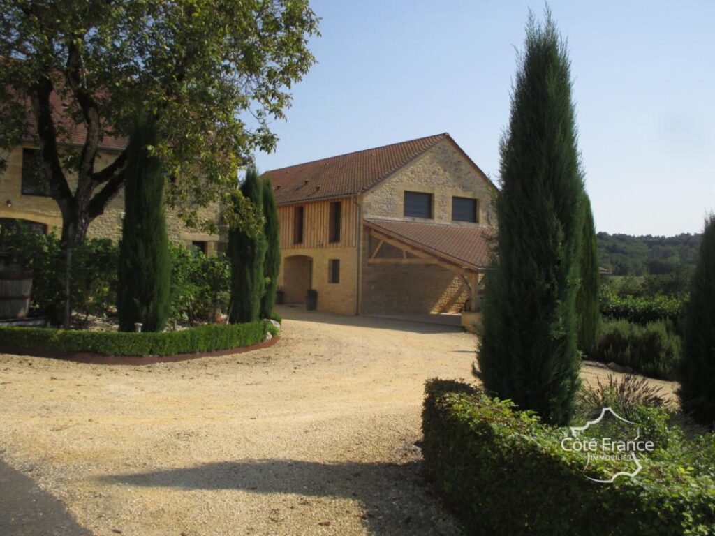 DORDOGNE-SARLAT LA CANEDA: ENSEMBLE IMMOBILIER DE GITES – NR pièces – 15 chambres – 720 m²