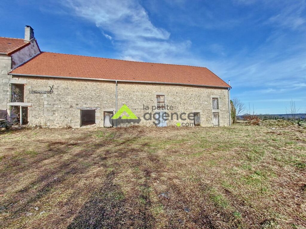 Grange de 200 m2 – AHUN – 2 pièces – 1 chambre – 200 m²