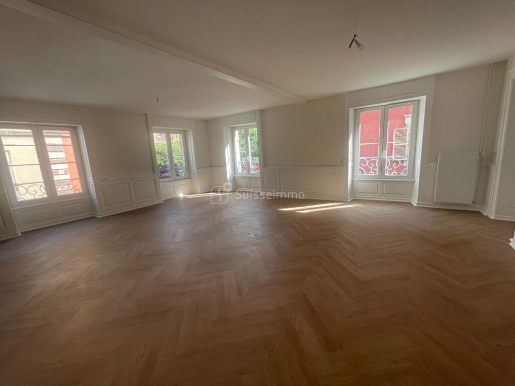 Au coeur de la Vieille Ville, bel appartement, entièrement rénové, de 107M2 – 4 pièces – 3 chambres – 107 m²